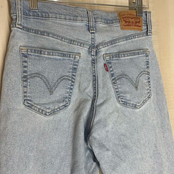 Levi’s high rise mom jeans light wash distressed, size 27 - Picture 10 of 16